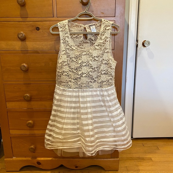 Cute lace cream coloured dress - Picture 6 of 7